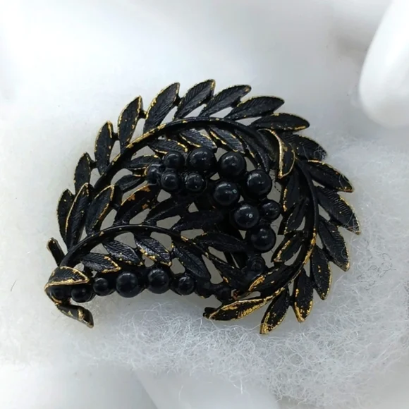 Brooch Vintage black and gold leaves and berries unknown - Picture 1 of 3